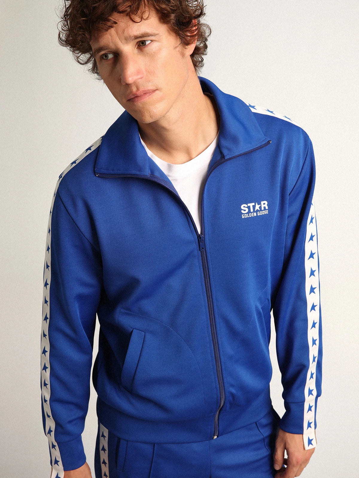 Felpa con zip da uomo di colore bluette con nastro bianco e stelle a contrasto