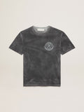 T-shirt grigia Collezione Journey dall'effetto invecchiato con stampa color seagrass a contrasto sul davanti e rotture manuali sui profili
