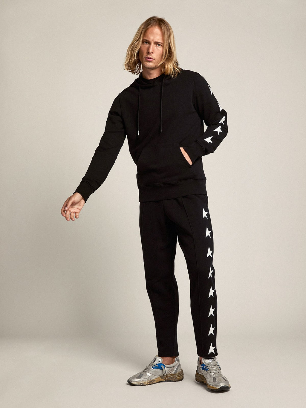 Pantalone jogging di colore nero con stelle bianche a contrasto