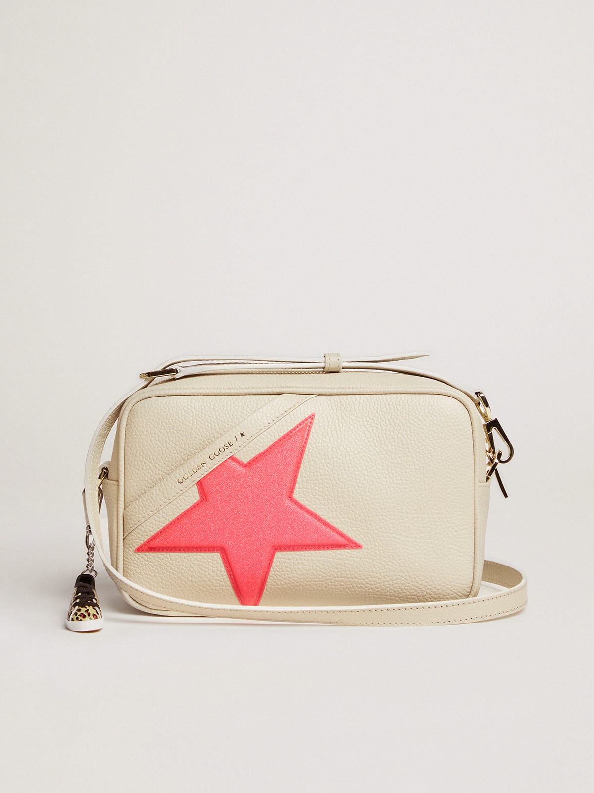 Borsa Star Bag bianco latte in pelle martellata, stella fucsia Golden Goose con glitter iridescenti