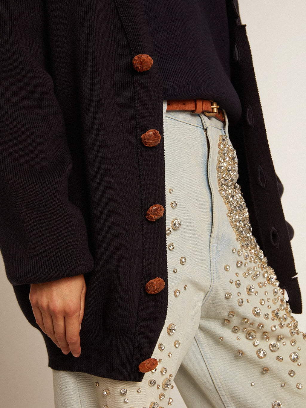 Cardigan donna in cotone blu scuro dal trattamento distressed