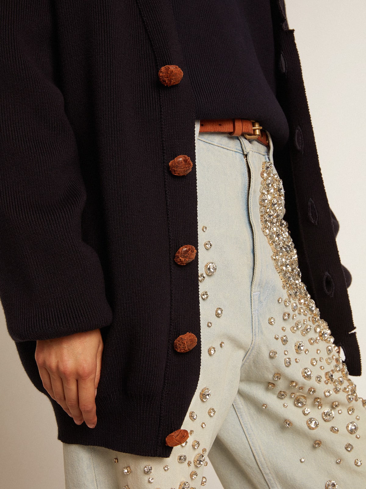 Cardigan donna in cotone blu scuro dal trattamento distressed
