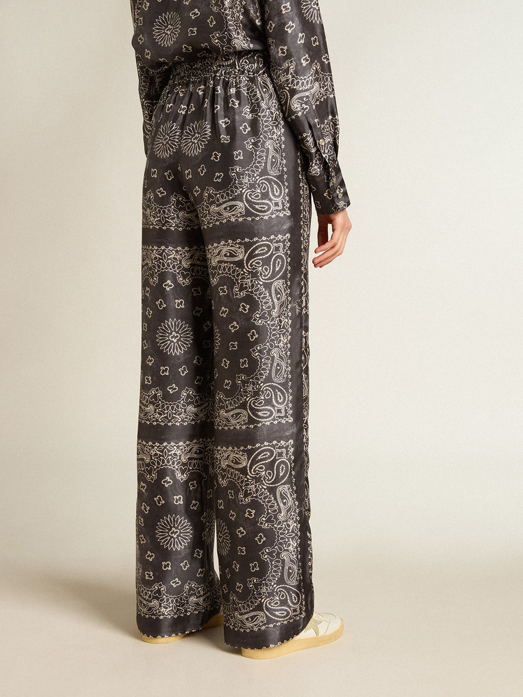 Pantalone jogging di colore antracite con stampa paisley