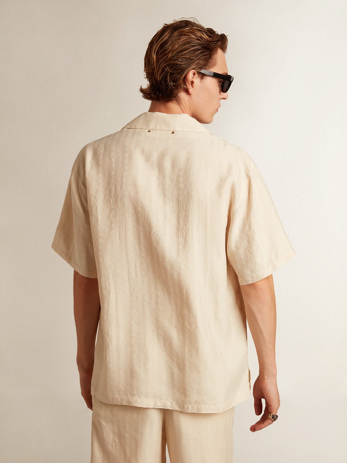 Camicia maniche corte in lino di color pergamena
