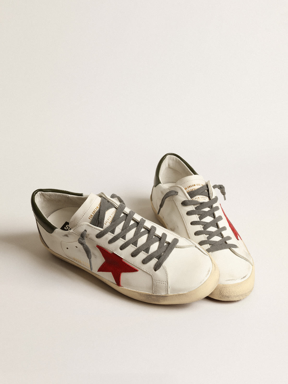 Super-Star con stella in suede rosso e talloncino in pelle verde