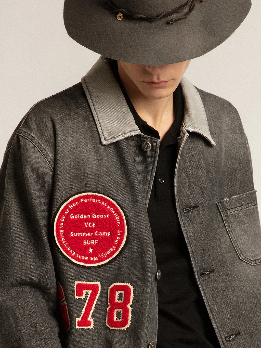 Camicia denim di colore nero con patch