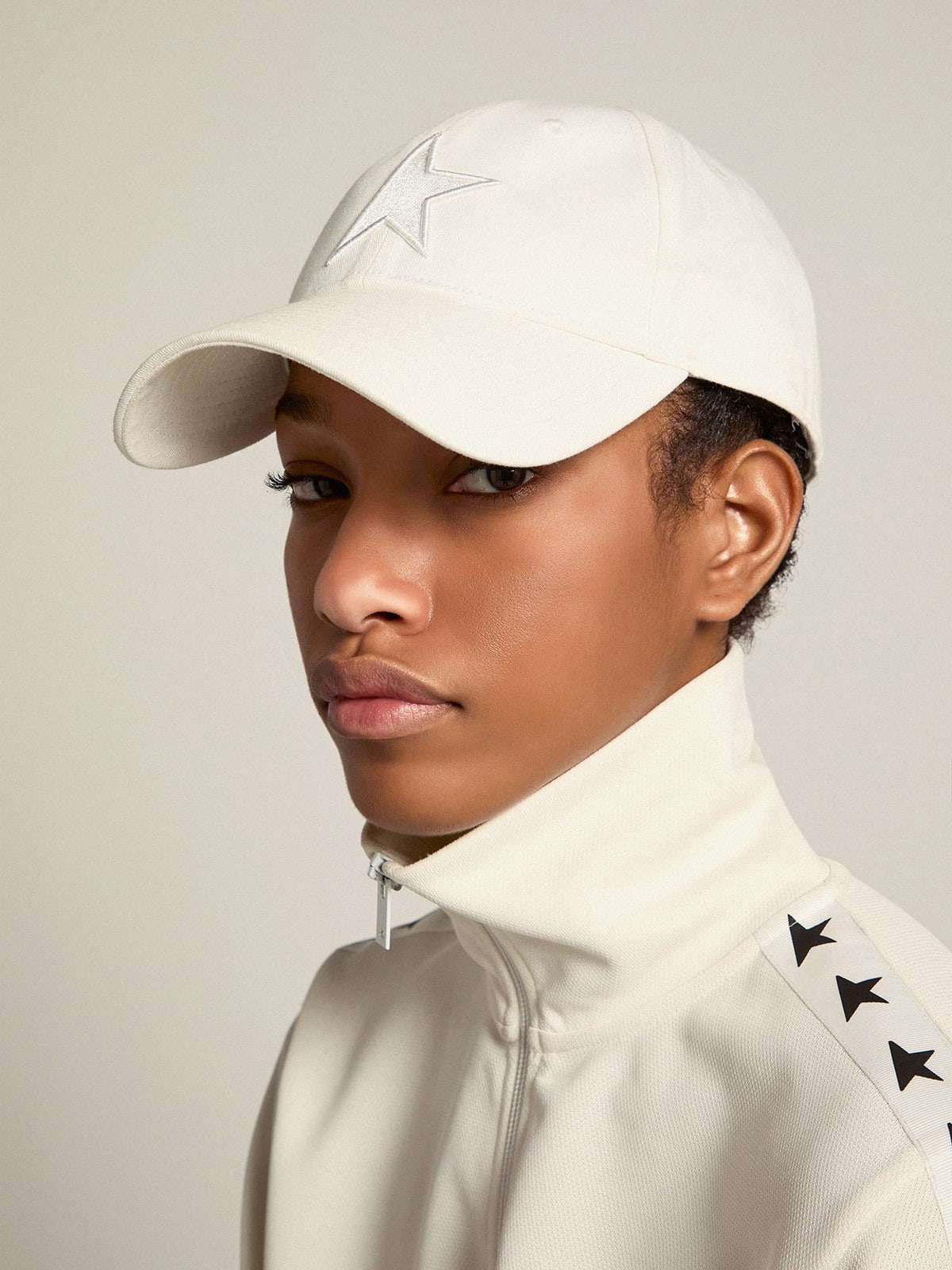 Cappellino da baseball di colore bianco papyrus con stella