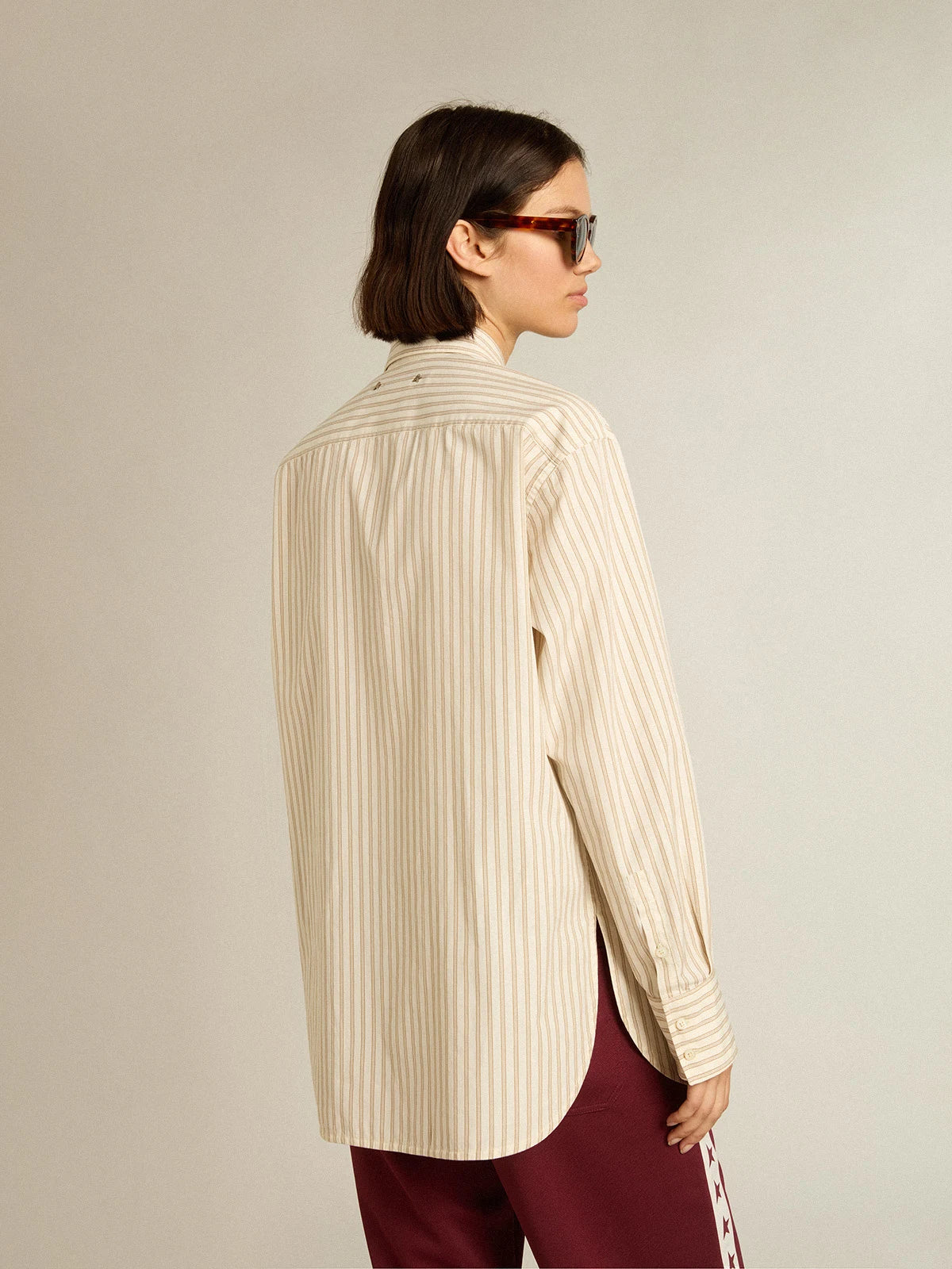 Camicia bianca da donna in cotone con motivo a righe beige