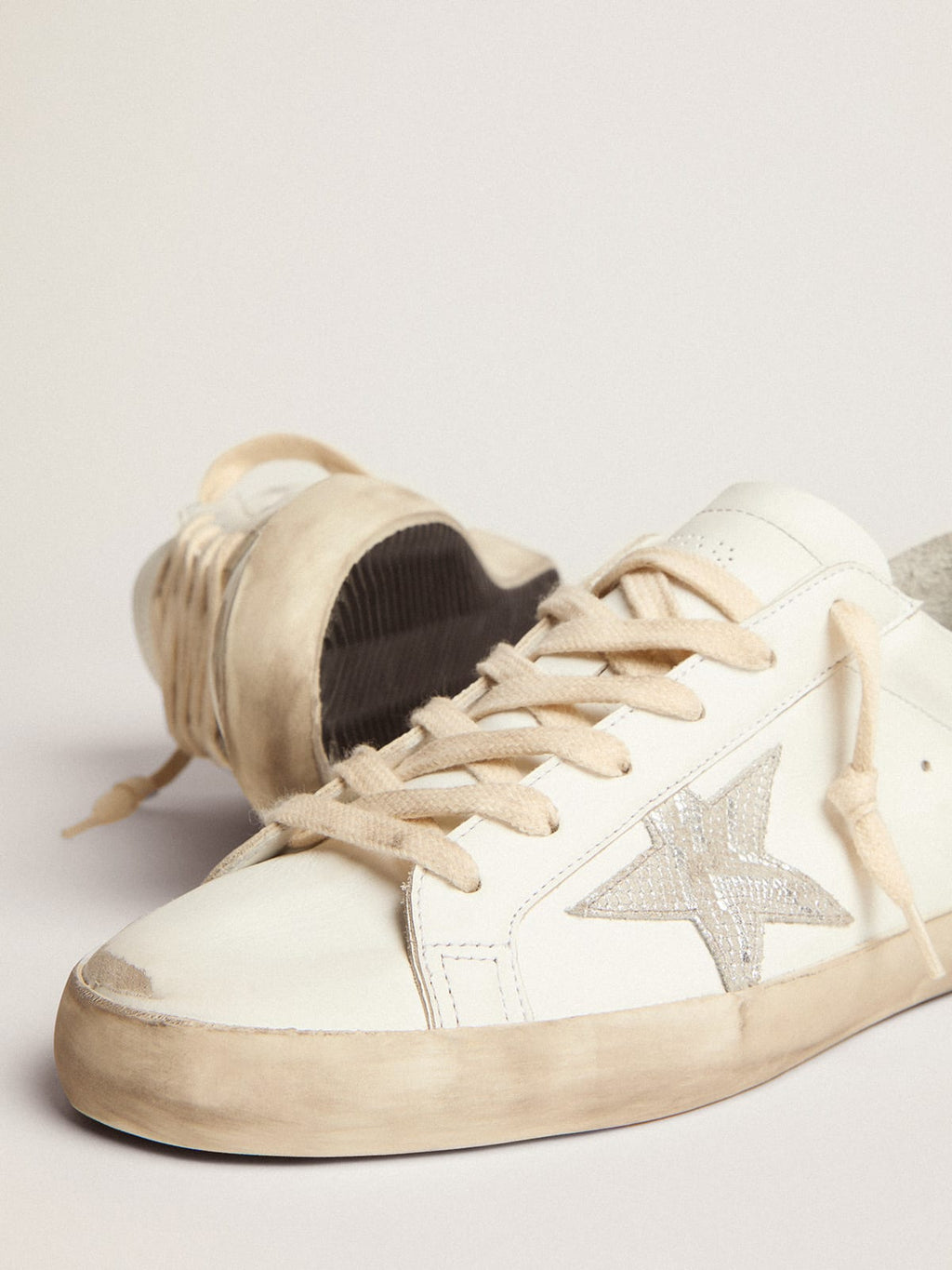 Sneaker Super-Star con stella in pelle color argento con stampa pitonata e talloncino in glitter dorati