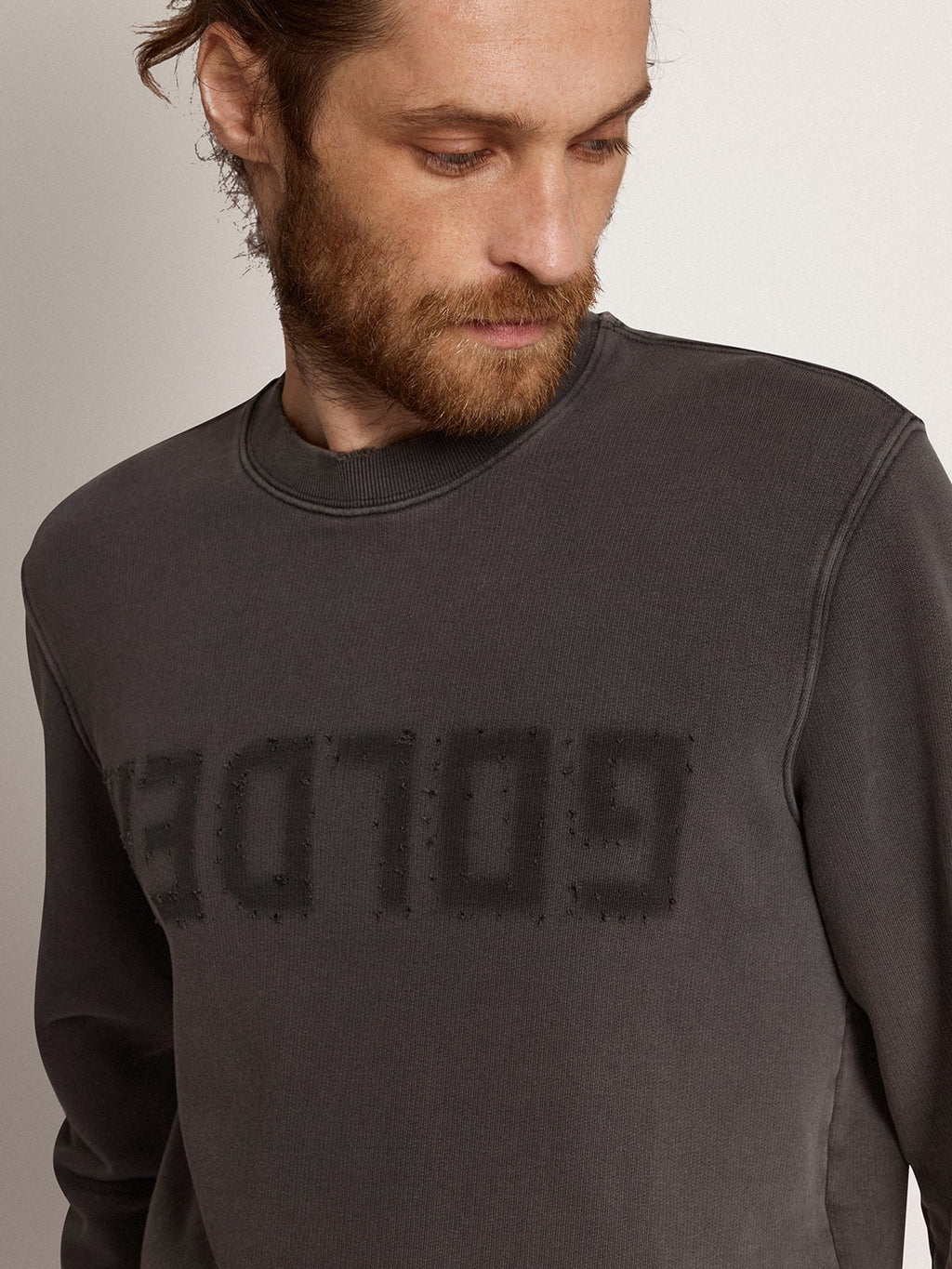 Felpa con logo Collezione Golden di colore grigio antracite dal trattamento distressed