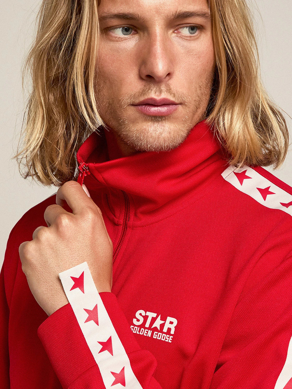 Felpa con zip da uomo di colore rosso con stelle rosse a contrasto