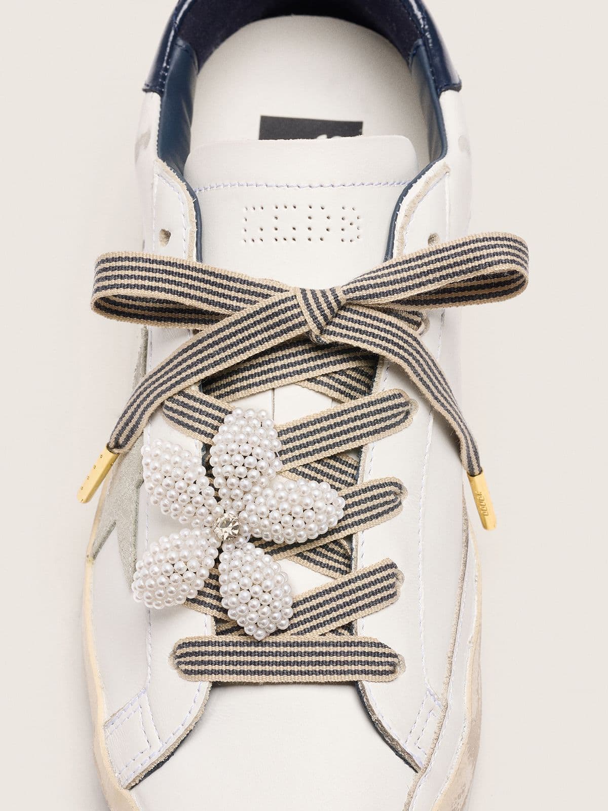 Skins "Vintage" black and beige striped laces with flower-shaped charm