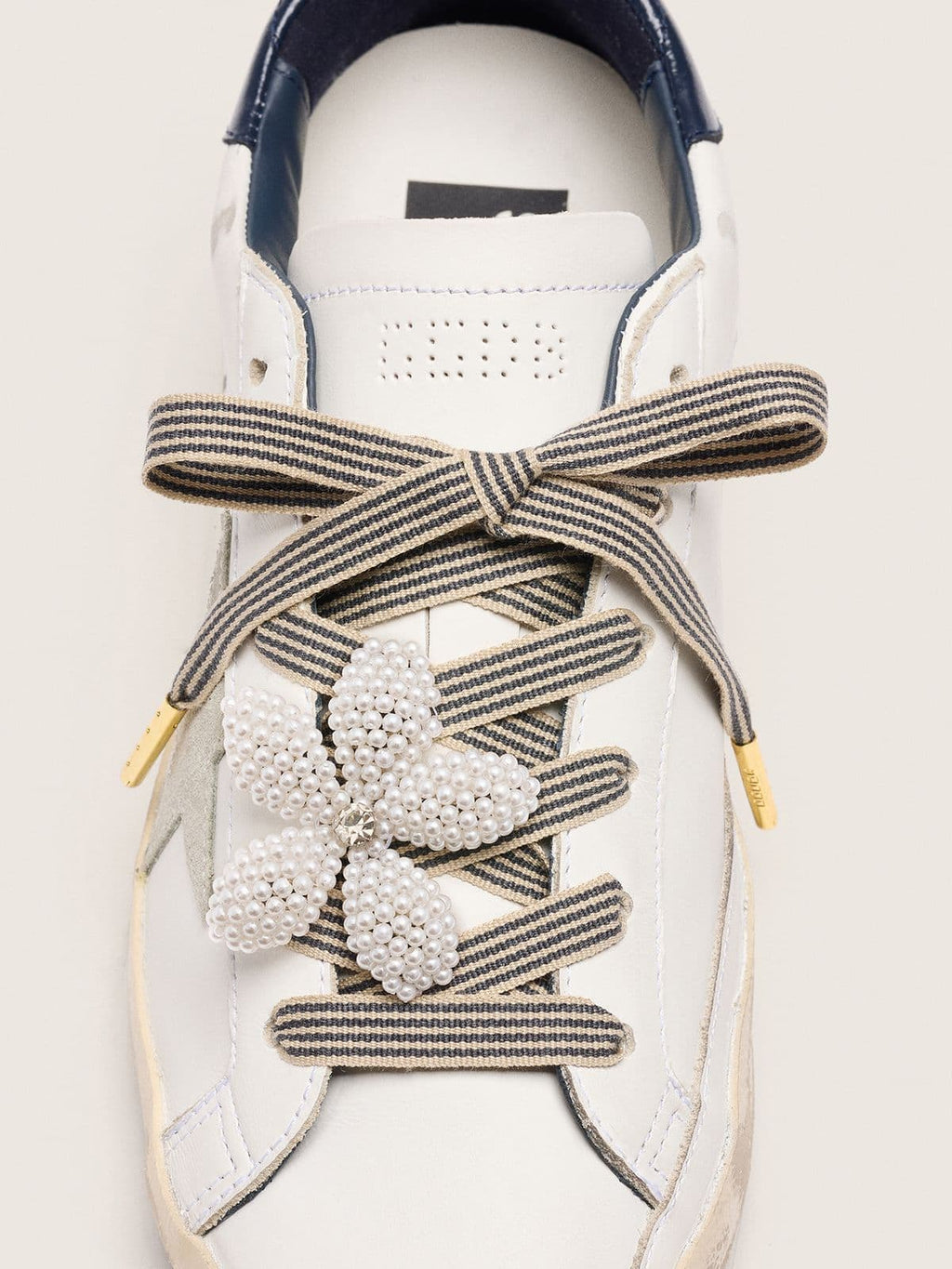 Skins "Vintage" black and beige striped laces with flower-shaped charm