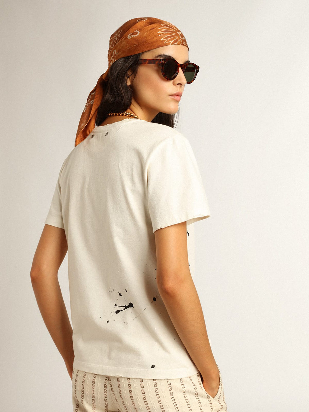 T-shirt di colore bianco con scritta e ricamo