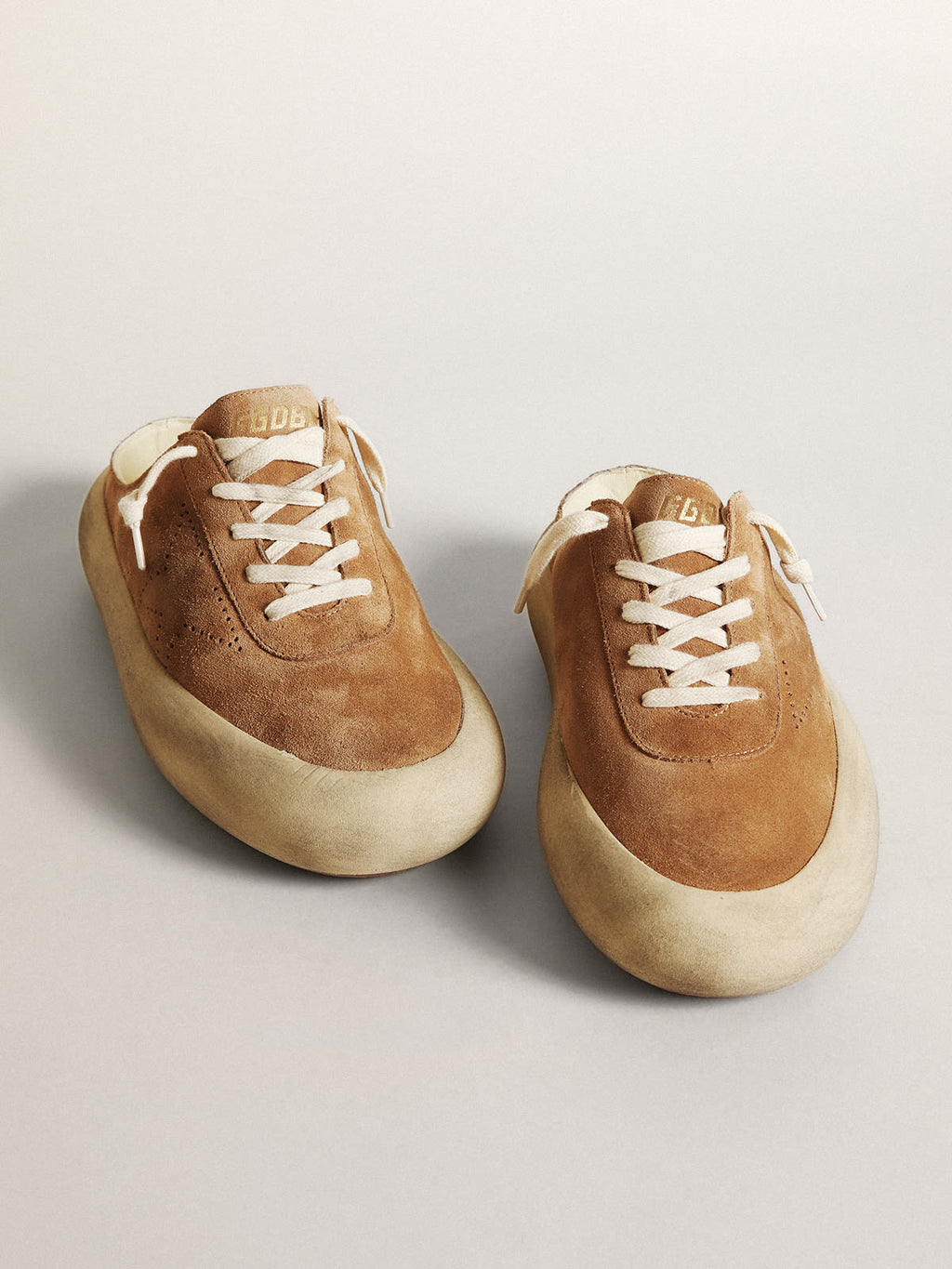 Space-Star Sabot Donna in suede color tabacco con stella traforata