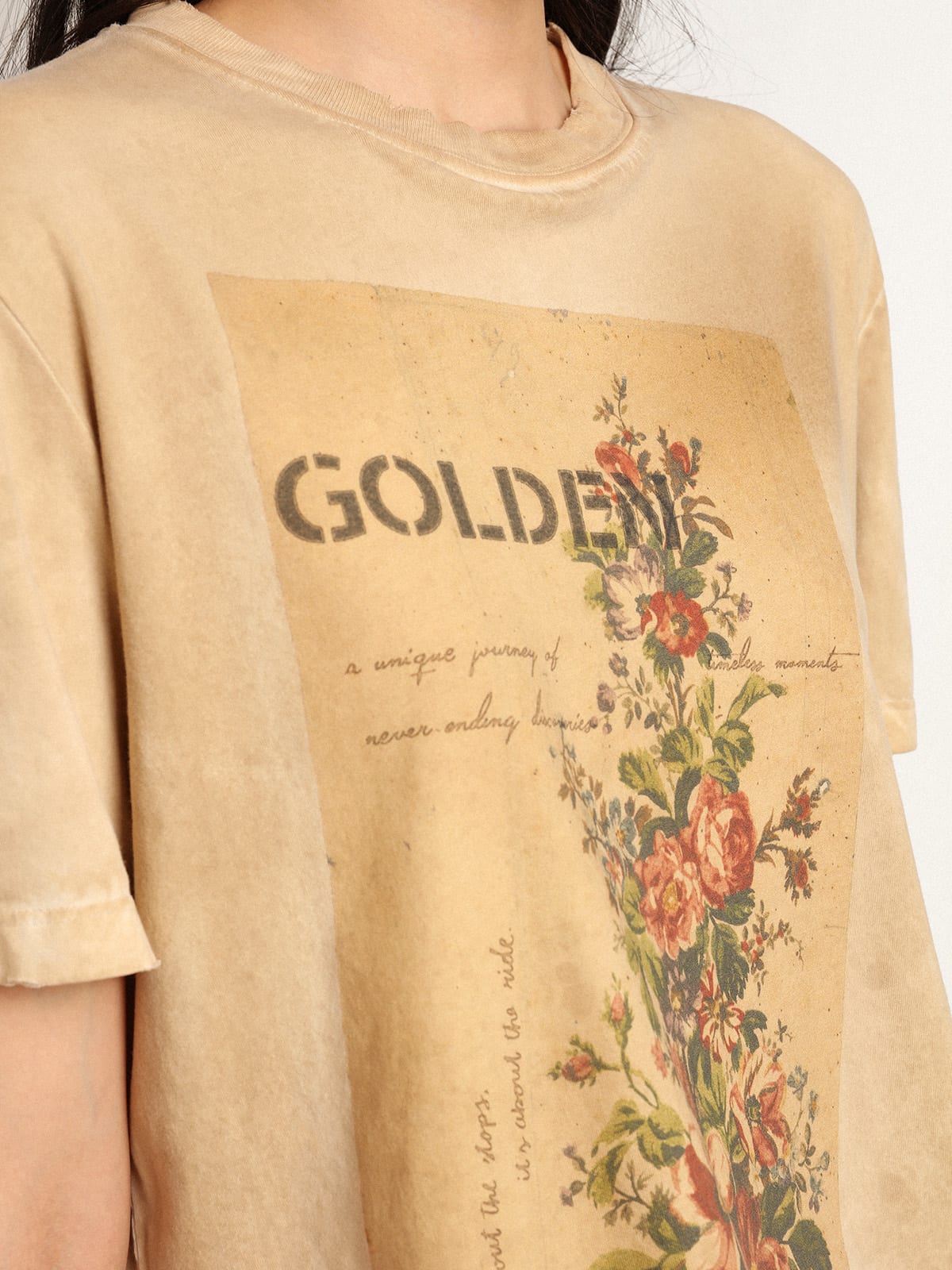 T-shirt Collezione Journey di colore bone white dall'effetto carta con stampa floreale sul davanti