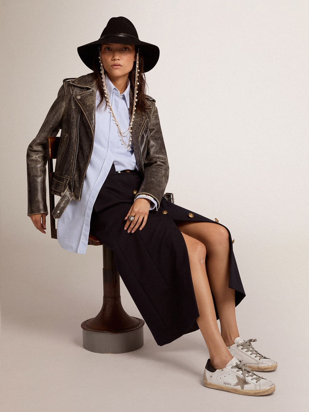 Sneakers Super-Star donna con talloncino nero e metal studs lettering