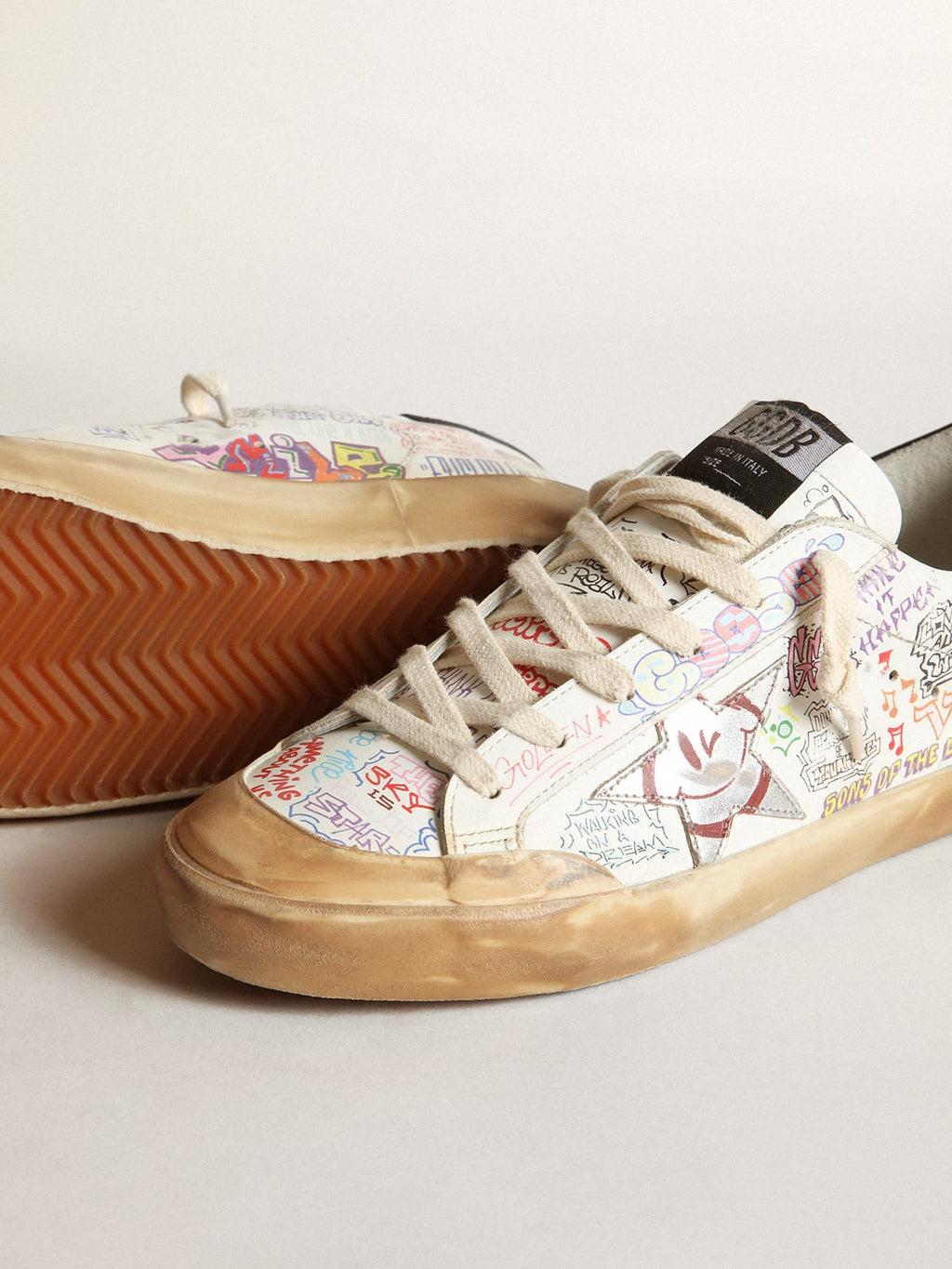 Sneaker Super-Star Penstar donna in pelle bianca con scritte multicolori all-over
