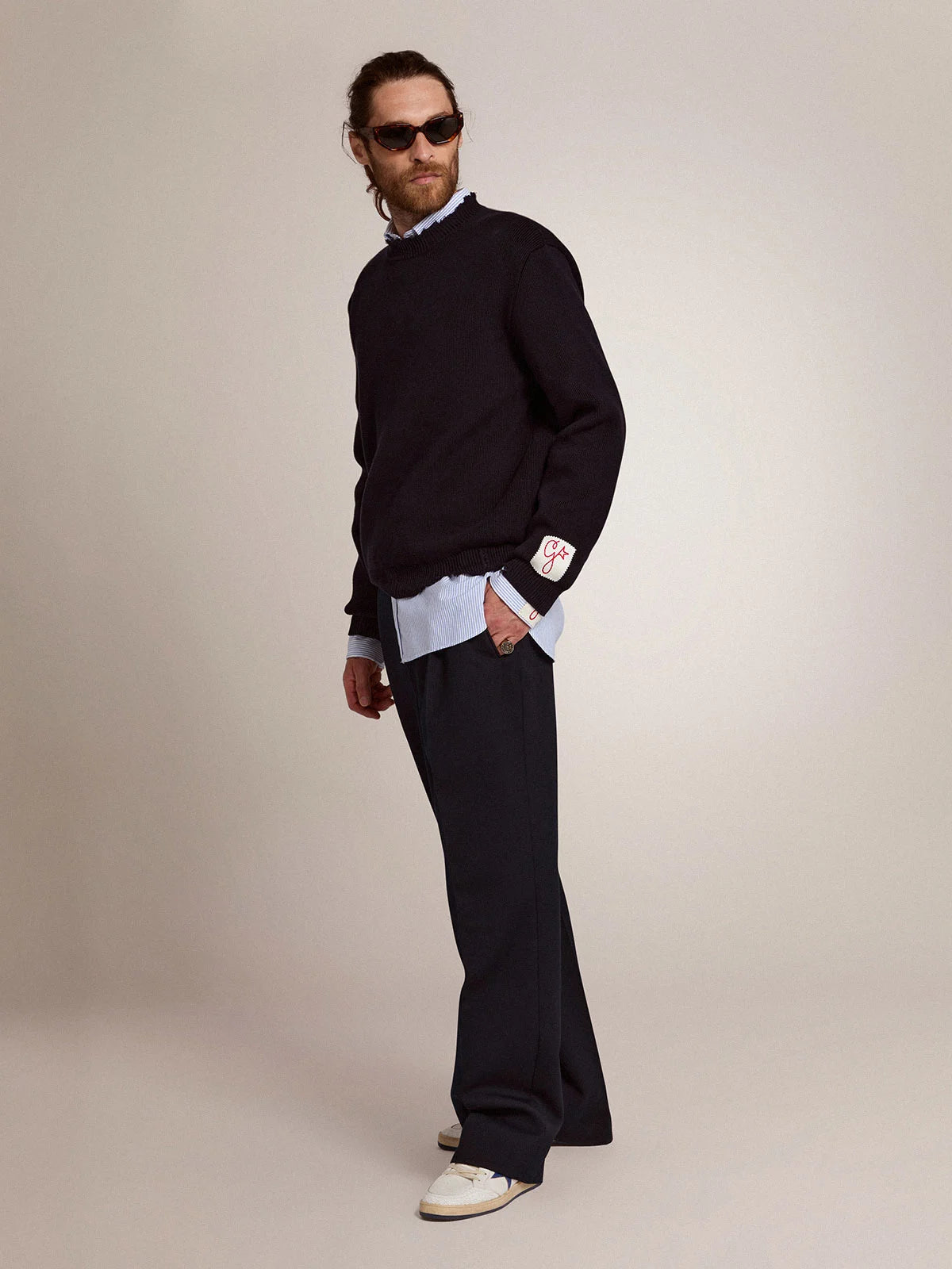 Maglione girocollo in cotone blu scuro dal trattamento distressed