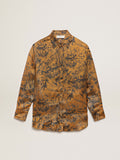 Camicia boyfriend Collezione Journey di colore marrone dorato con stampa notebook