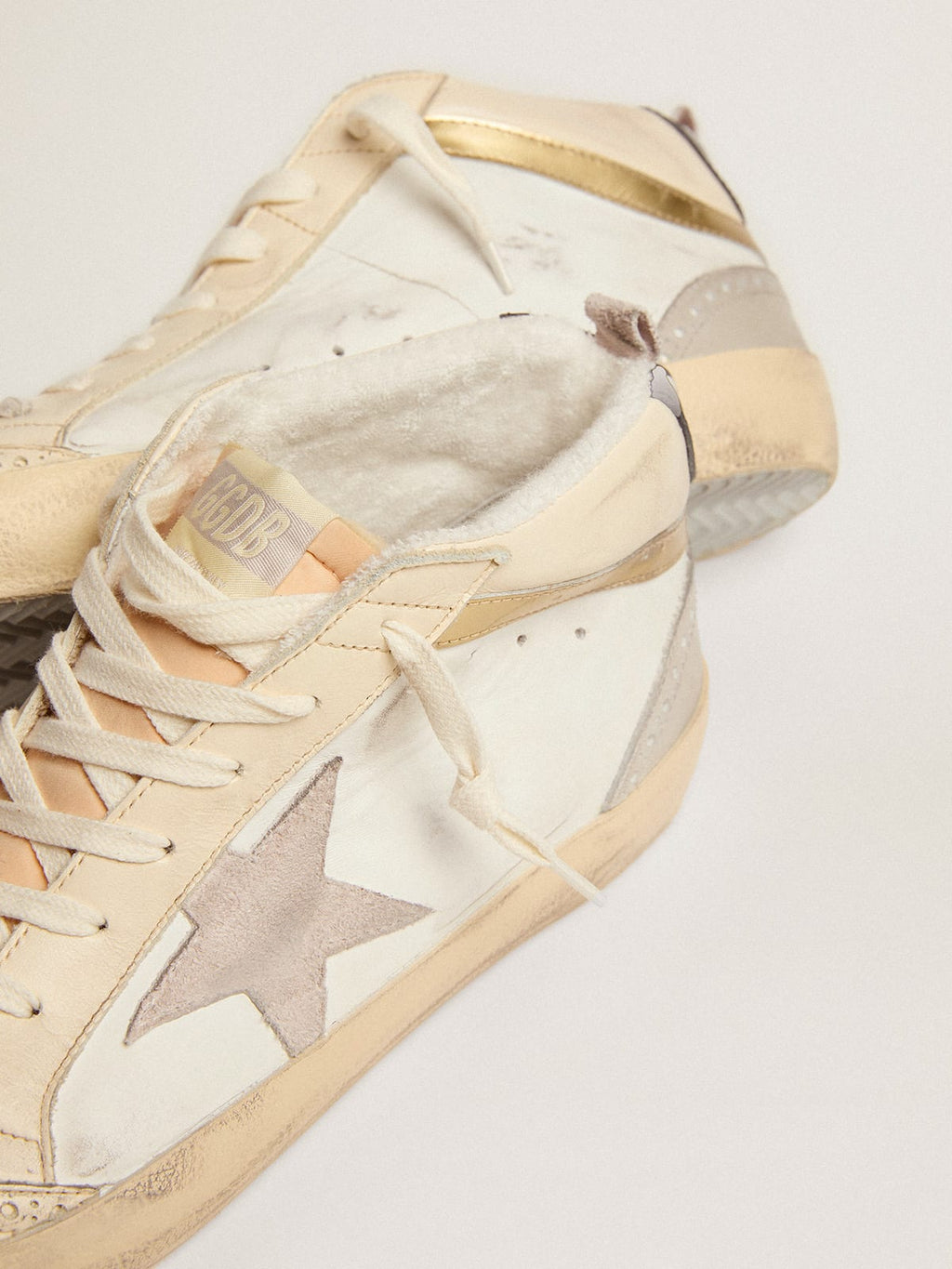 Sneaker Mid Star con stella in suede color grigio chiaro e virgola in pelle dorata effetto cromato