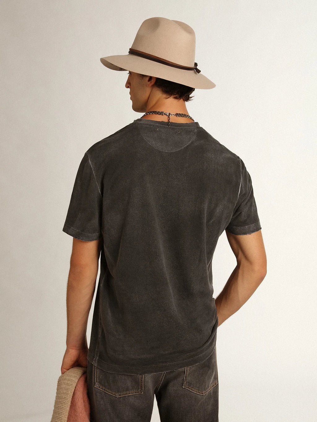 T-shirt grigia Collezione Journey dall'effetto invecchiato con stampa color seagrass a contrasto sul davanti e rotture manuali sui profili