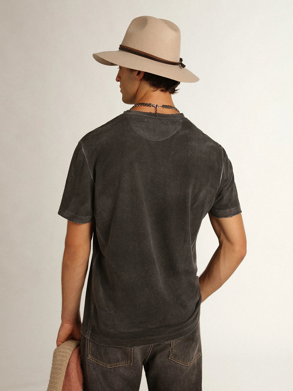 T-shirt grigia Collezione Journey dall'effetto invecchiato con stampa color seagrass a contrasto sul davanti e rotture manuali sui profili