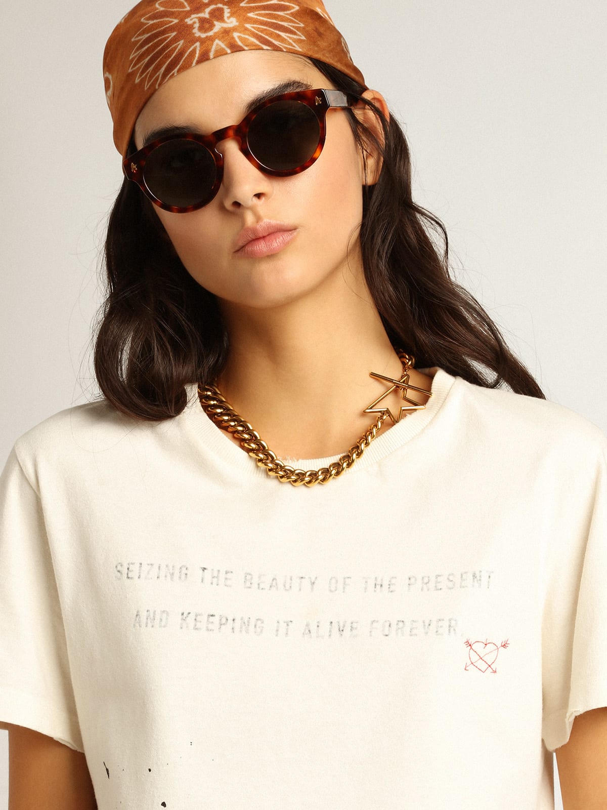 T-shirt di colore bianco con scritta e ricamo
