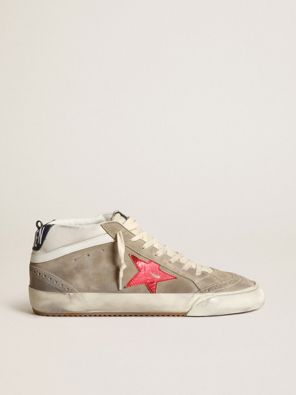 Sneaker Mid Star in suede color tortora con stella in pelle laminata rossa e virgola in pelle bianca