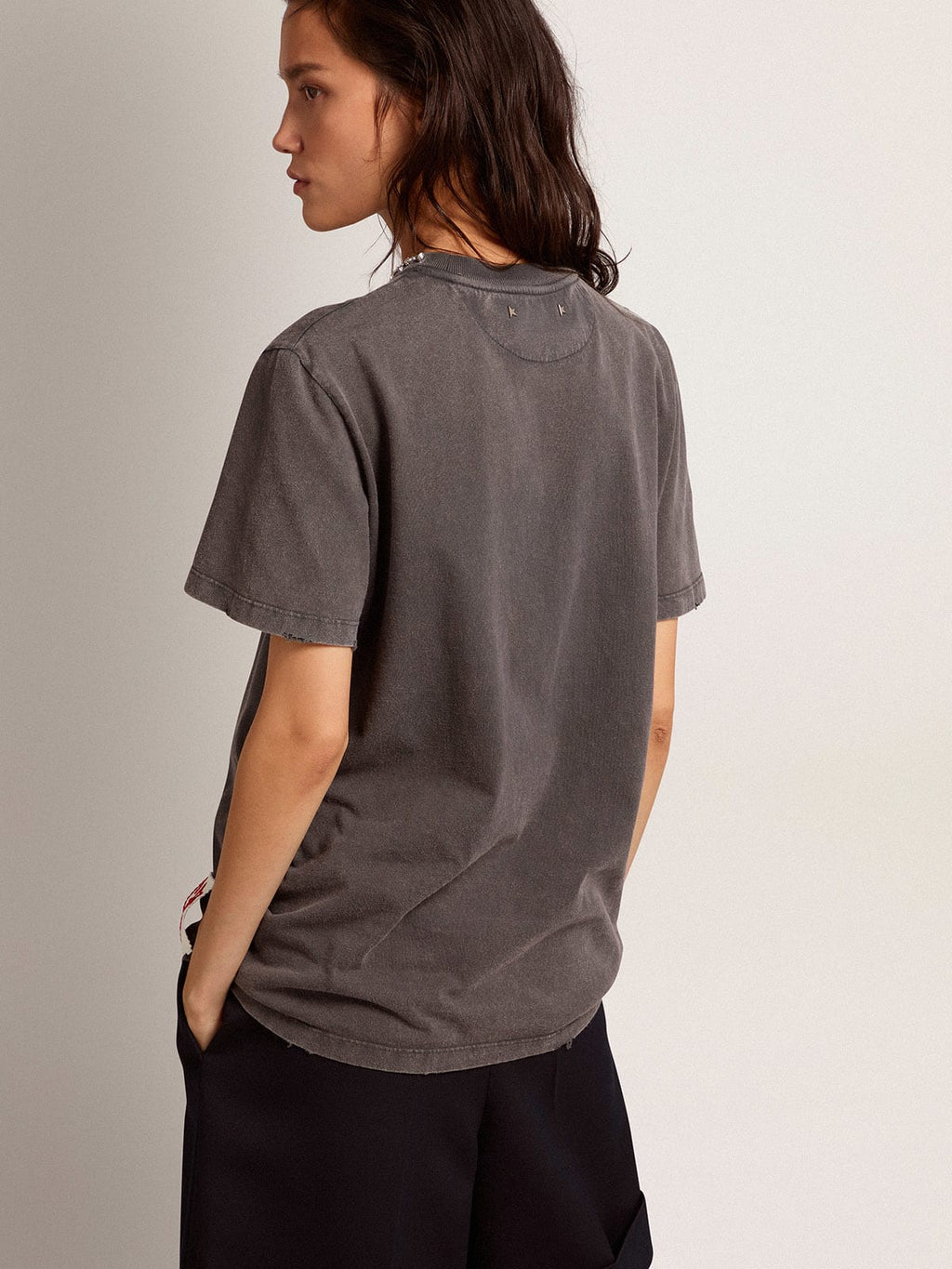 T-shirt Collezione Golden di colore grigio antracite con cristalli cabochon