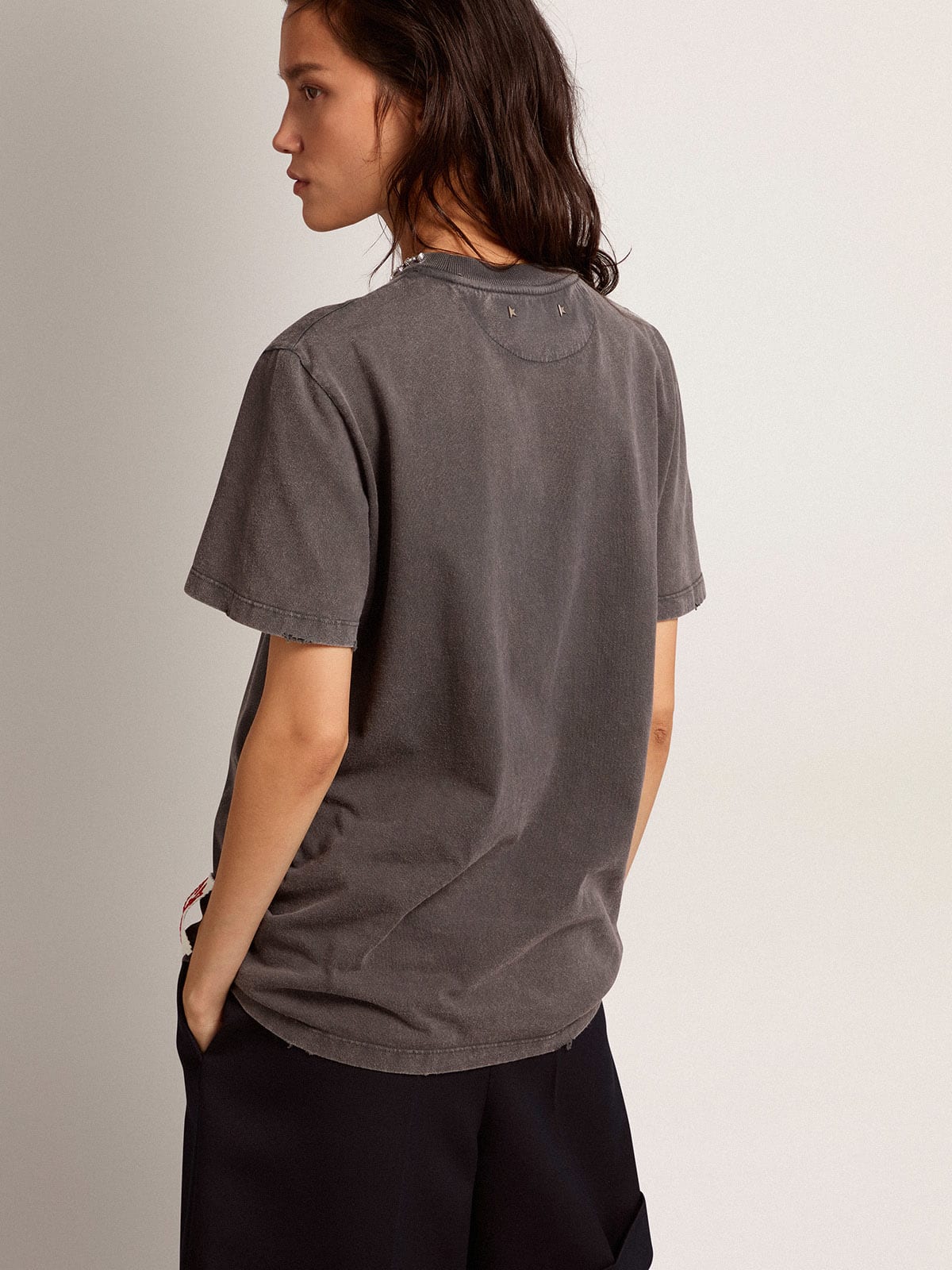 T-shirt Collezione Golden di colore grigio antracite con cristalli cabochon
