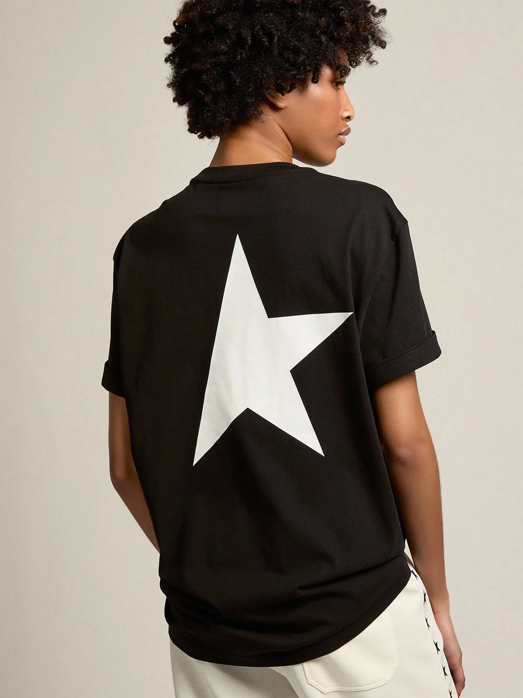 T-shirt nera Collezione Star con logo e stella bianchi a contrasto