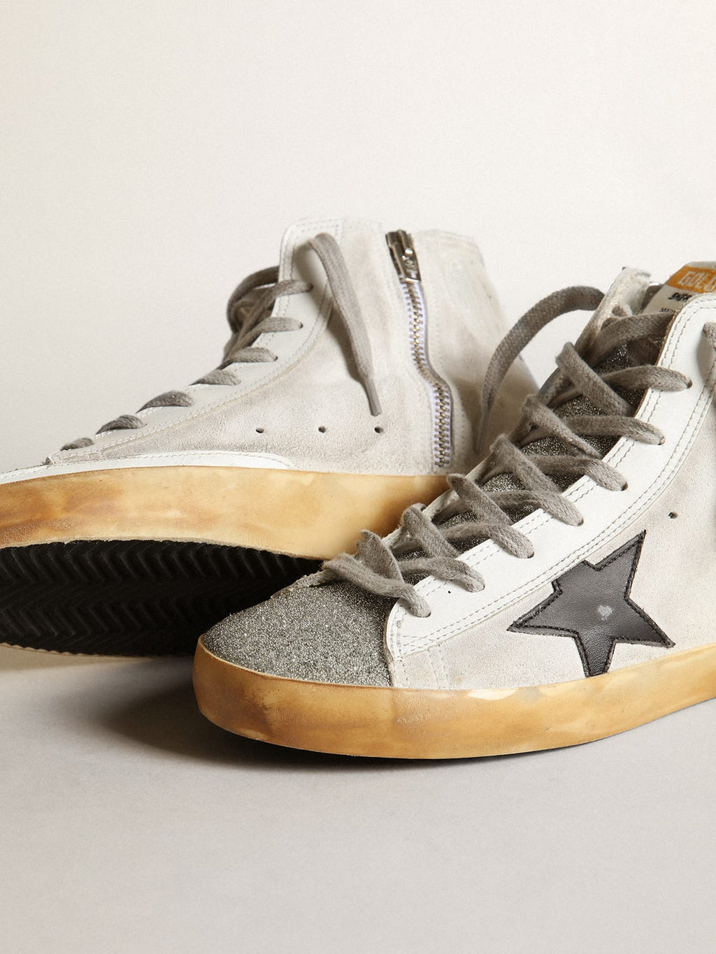 Sneaker Francy in suede bianco con linguetta in micro cristalli Swarovski e stella in pelle nera