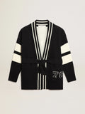 Cardigan Collezione Journey color blu con cintura in vita, profili a contrasto e scritta bianca sul retro