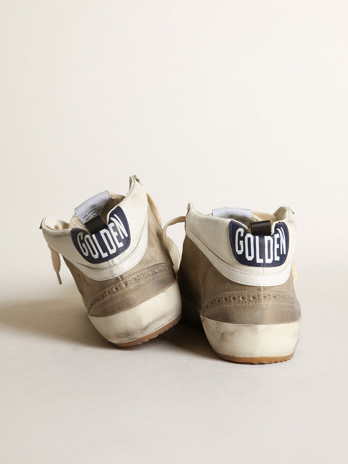 Sneaker Mid Star in suede color tortora con stella in pelle laminata rossa e virgola in pelle bianca