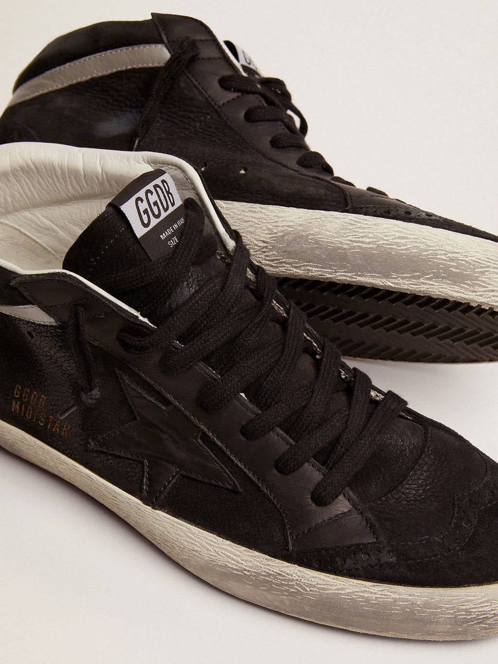 Sneaker Mid Star in nabuk nero con stella in pelle nera e virgola in pelle laminata color argento