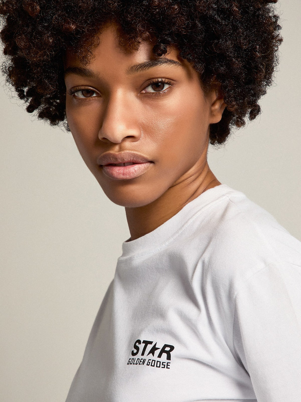 T-shirt bianca donna Collezione Star con logo e stella neri a contrasto