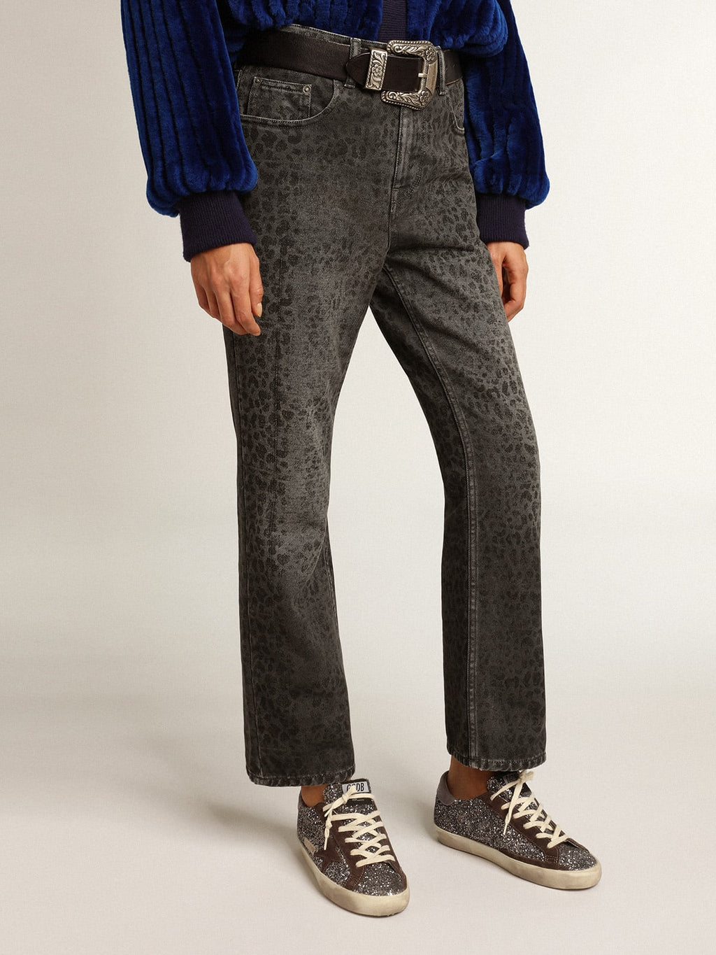 Jeans grigio da donna con stampa leopardo