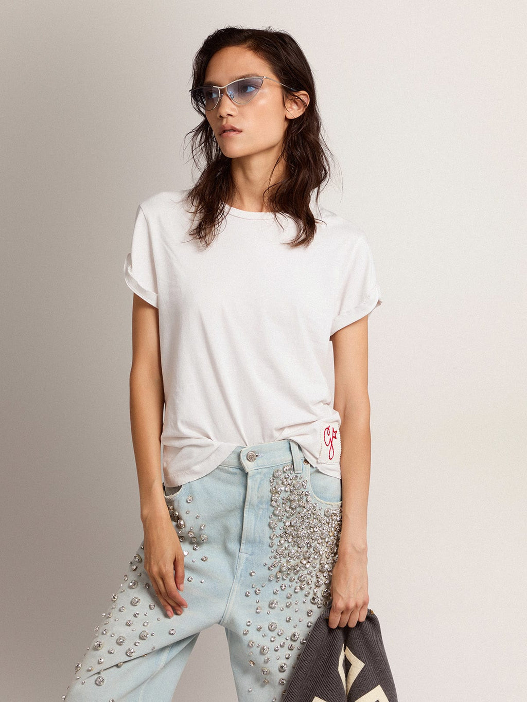 T-shirt fit slim di colore bianco dal trattamento distressed