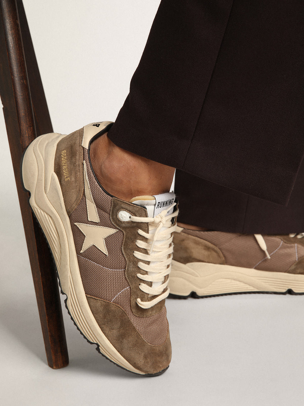 Sneaker Running Sole in rete e pelle color verde oliva con stella e talloncino in pelle color crema