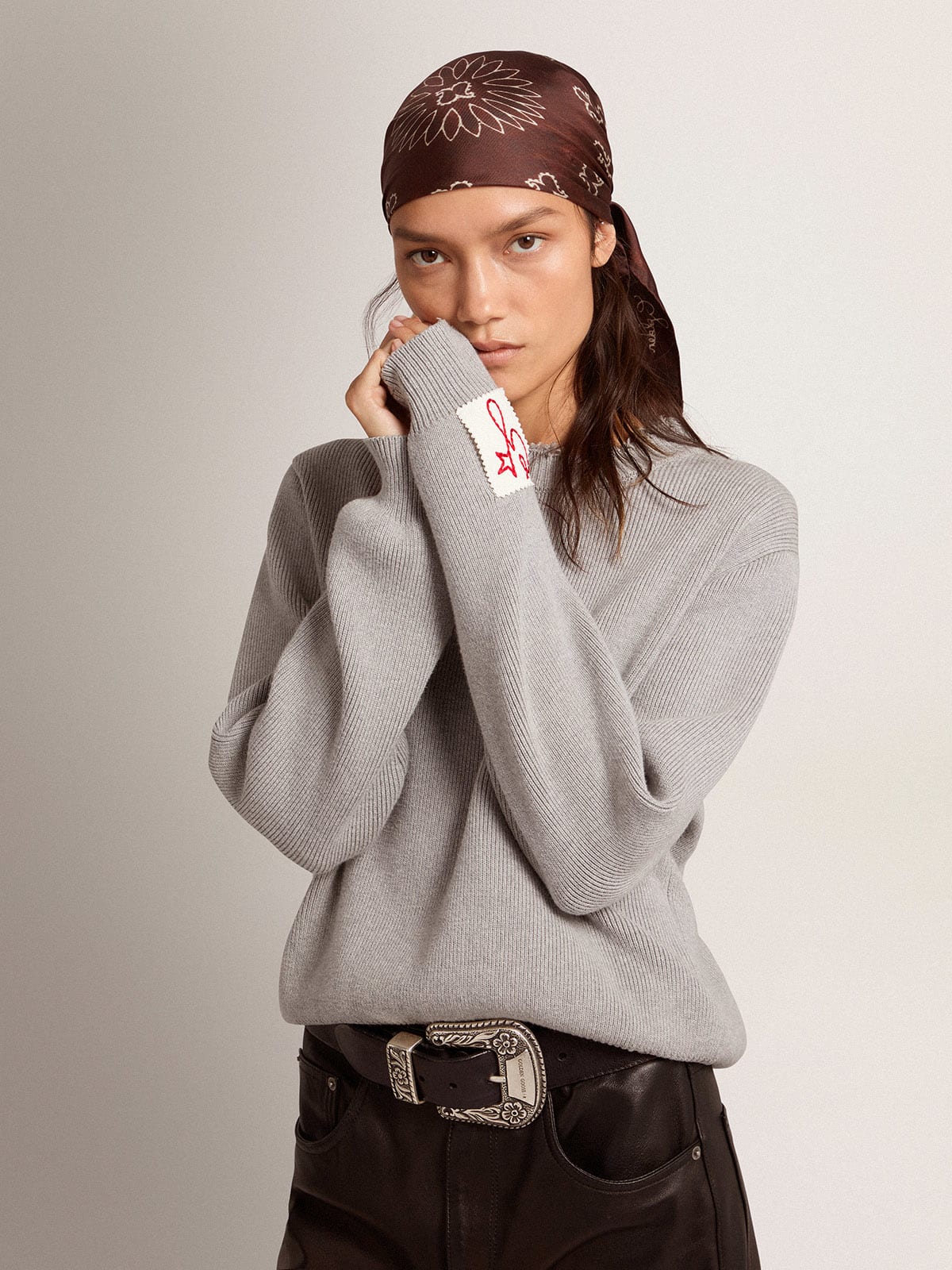 Maglione girocollo in cotone grigio dal trattamento distressed