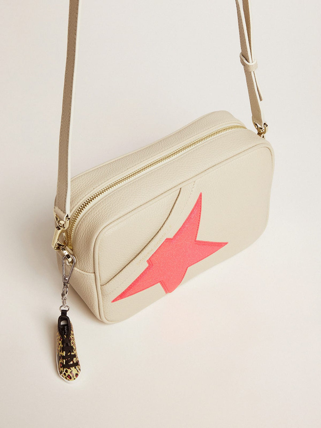Borsa Star Bag bianco latte in pelle martellata, stella fucsia Golden Goose con glitter iridescenti