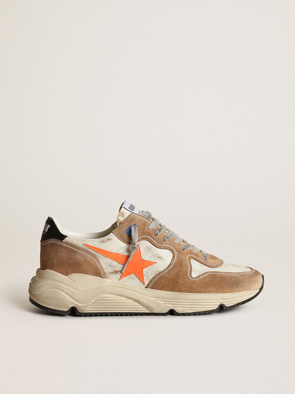 Sneaker Running Sole LTD in pelle lucida bianca e suede tabacco con stella in pelle arancione fluo