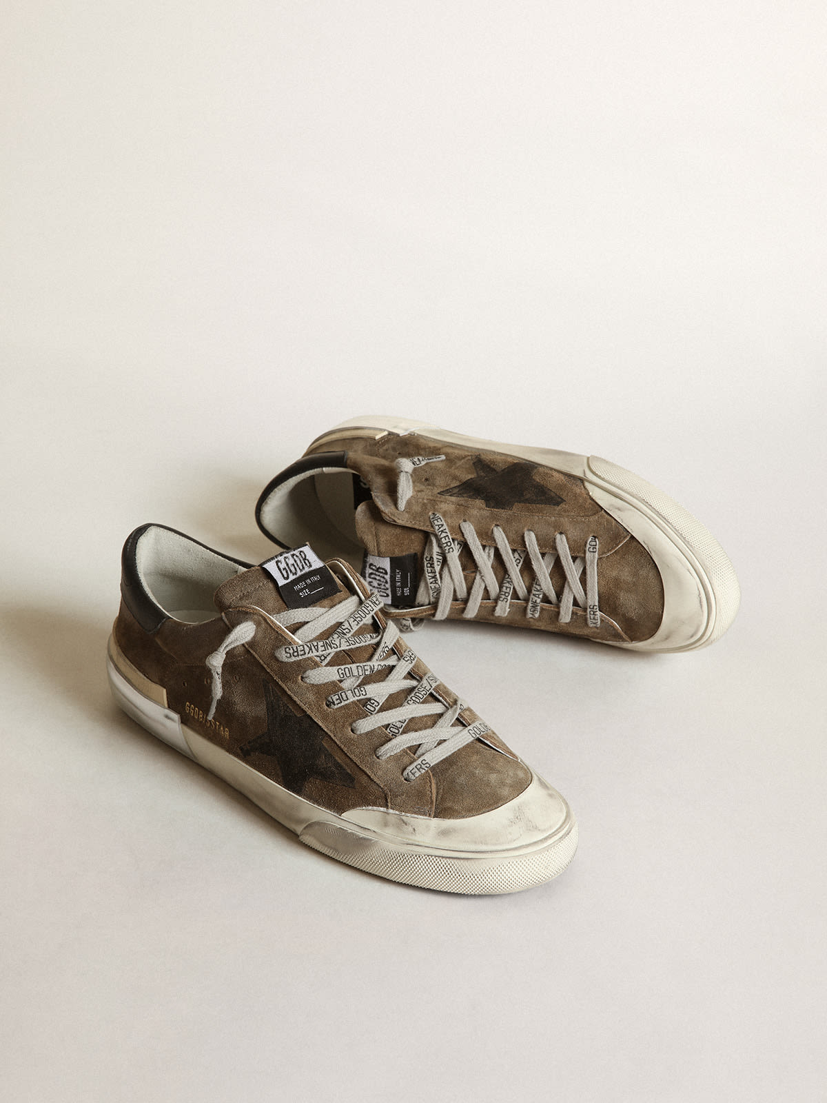 Super-Star in suede verde militare con stella serigrafata