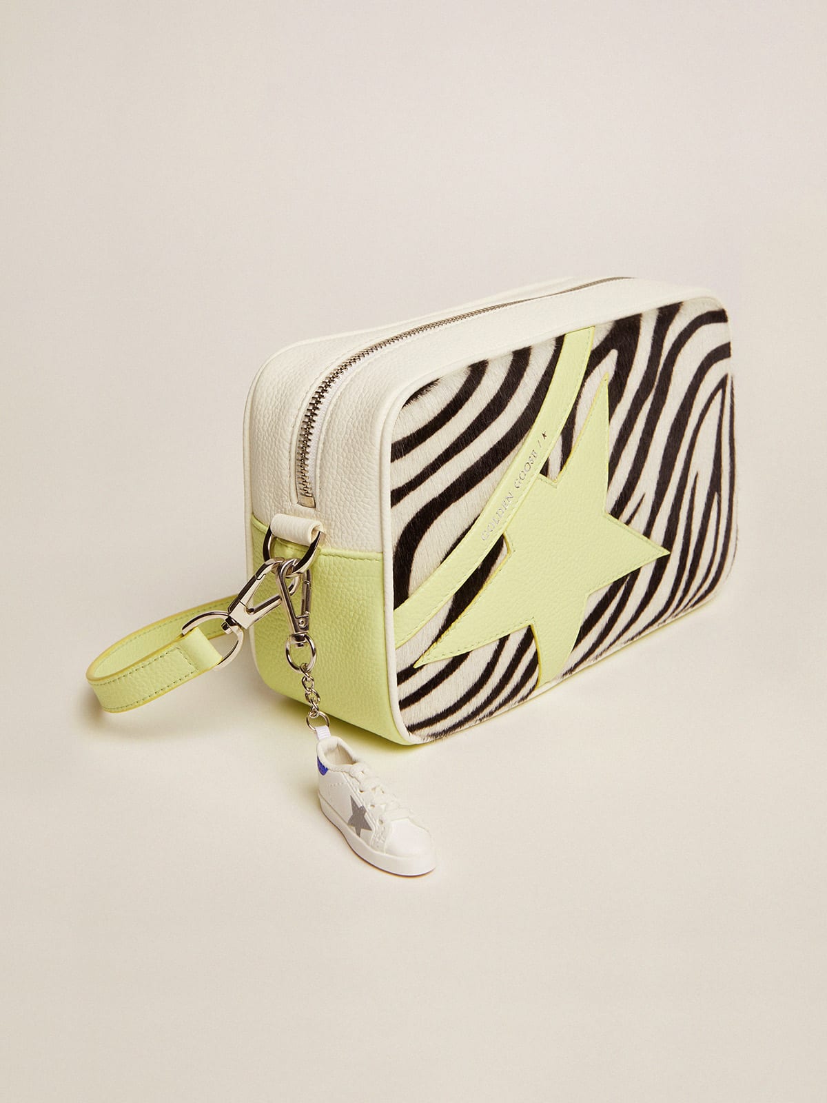 Borsa Star Bag in pelle martellata color bianco e lime con inserto in cavallino zebrato e stella in pelle color lime