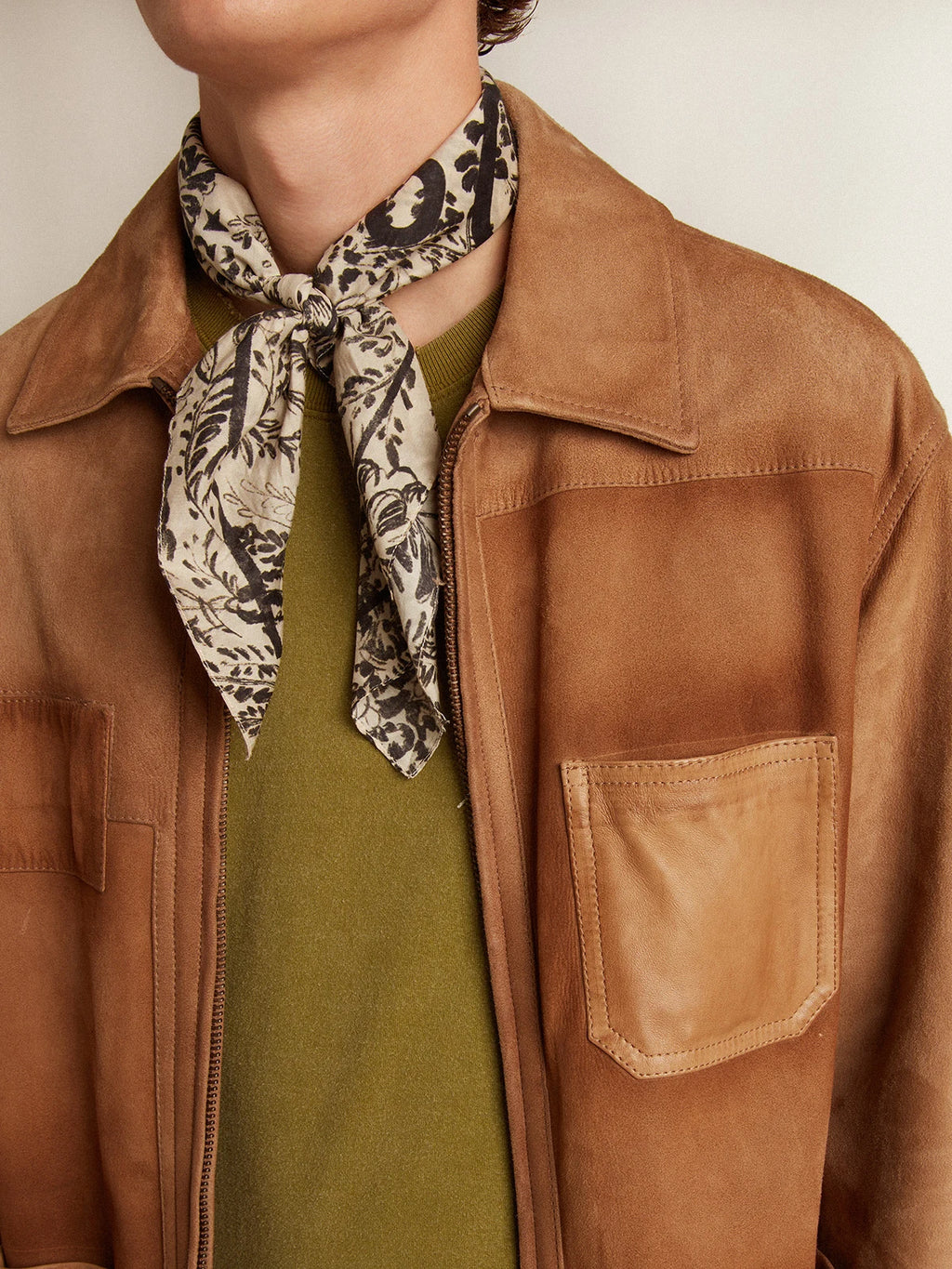 Giacca in pelle color sabbia con patch e chiusura con zip