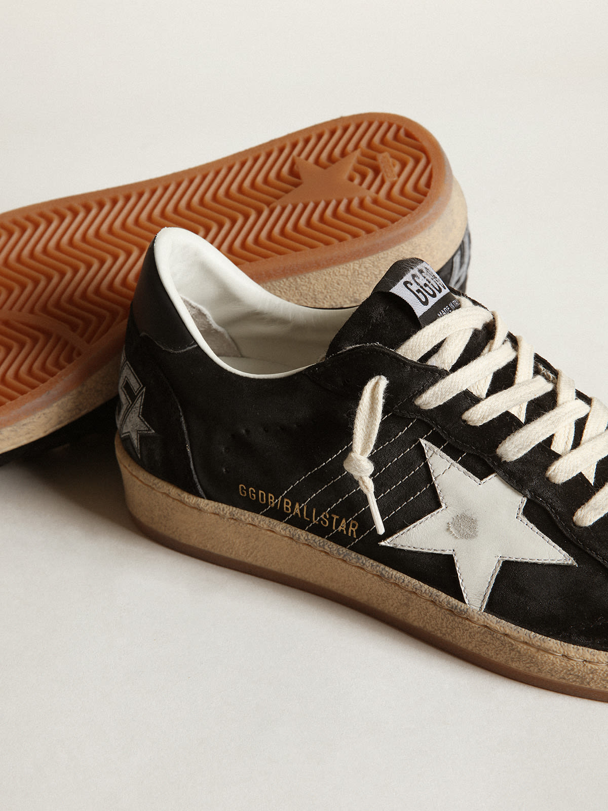 Sneaker Ball Star donna in suede nero con stella in pelle bianca e talloncino in pelle nera