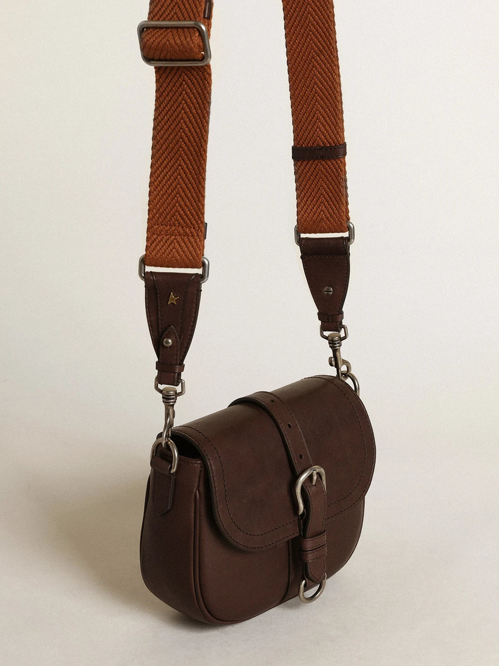 Borsa Sally Bag small in pelle color marrone scuro con fibbia e tracolla a contrasto