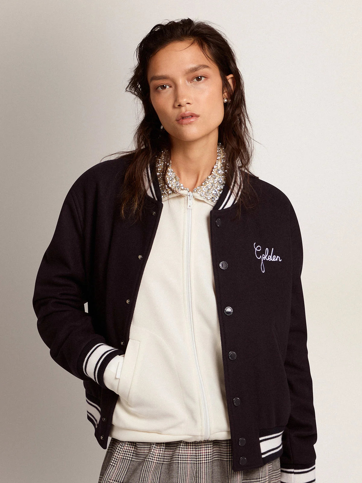 Giacca bomber in lana blu scuro con dettagli bianchi a contrasto
