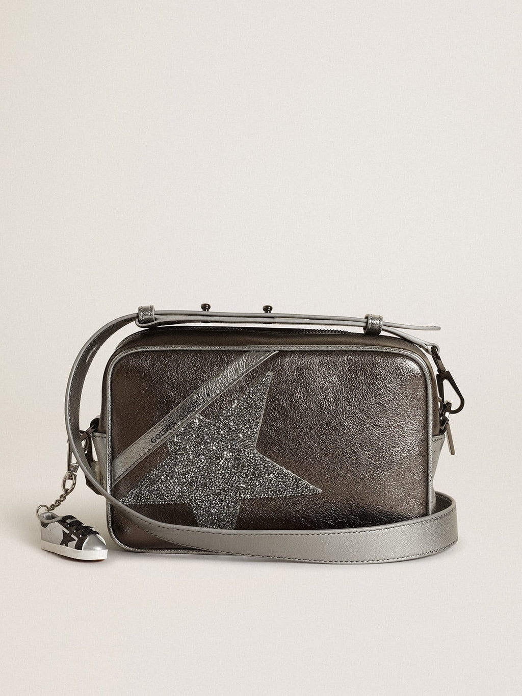 Borsa Star Bag in pelle laminata color argento e grigio antracite con stella in cristalli Swarovski